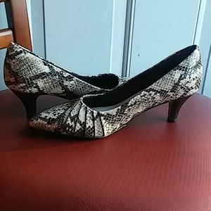Clarks NWT Printed Pumps Shoe. Women  US sz5